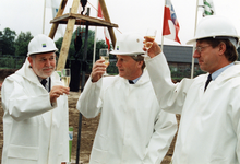 842511 Afbeelding van de commissaris van de koningin in de provincie Utrecht, mr. Boele Staal (midden), die het glas ...